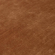 Rézszínű bársonyszövettel kárpitozott, modern stílusú exkluzív kanapé.