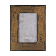 Antikolt felületű, barna színű asztali fényképtartó.