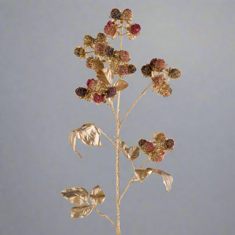 Aranyszínű mű szeder ág 78 cm magas, élethű bogyókkal és arany levelekkel.