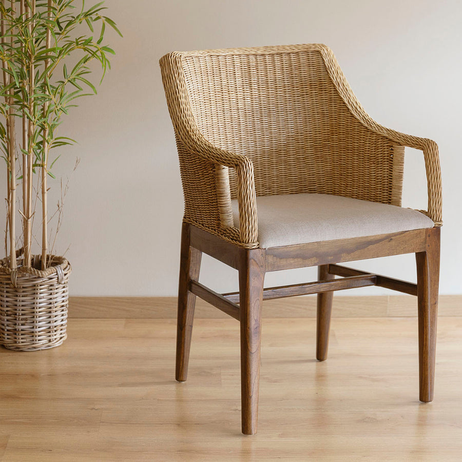 Mahagónifából és természetes növényi rattanból készült kézműves karosszék..