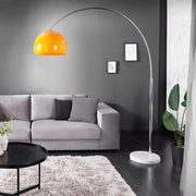 Íves, polírozott krómszínű fémből készült, narancssárga design állólámpa.