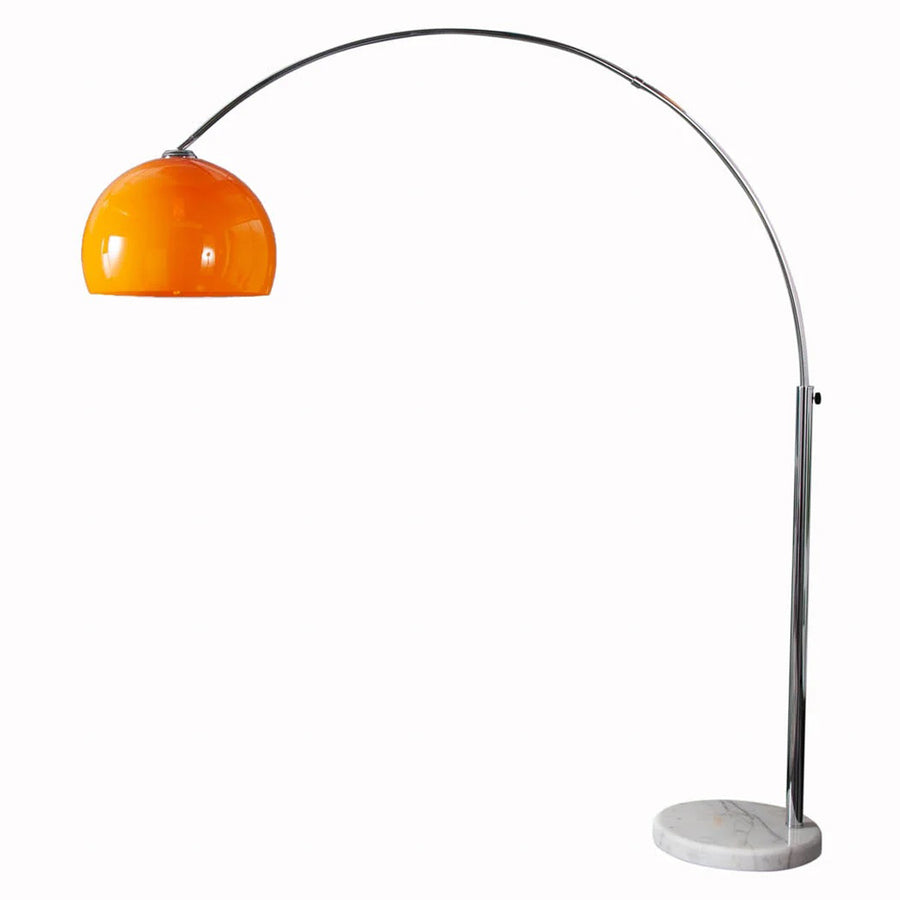 Íves, polírozott krómszínű fémből készült, narancssárga design állólámpa.