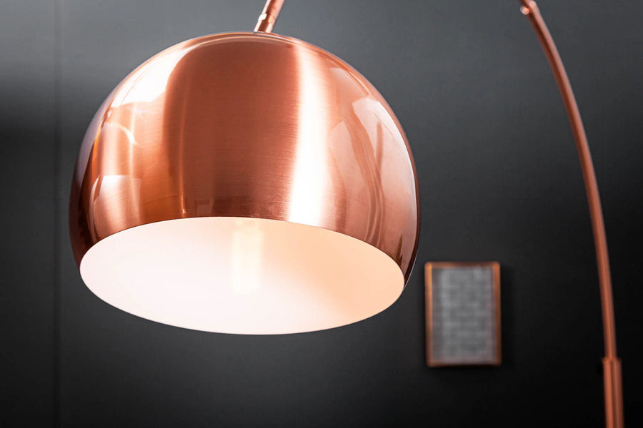 Íves, polírozott részszínű fémből készült design állólámpa.