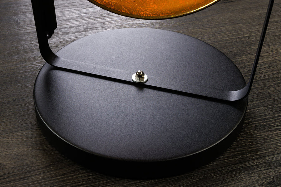 Háromizzós kialakítású, aranyszínű design állólámpa.