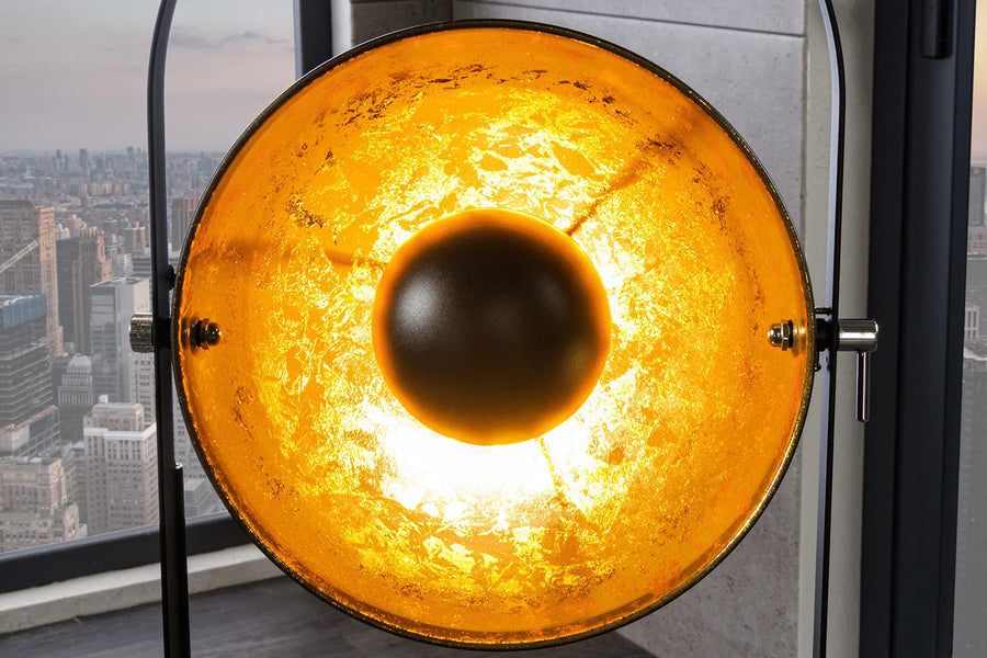 Háromizzós kialakítású, aranyszínű design állólámpa.