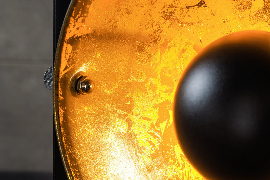 Háromizzós kialakítású, aranyszínű design állólámpa.