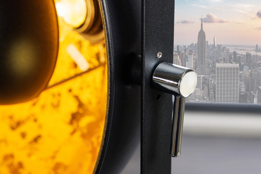 Háromizzós kialakítású, aranyszínű design állólámpa.