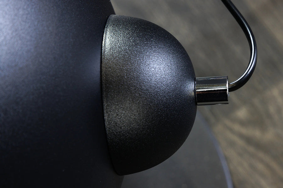 Háromizzós kialakítású, aranyszínű design állólámpa.