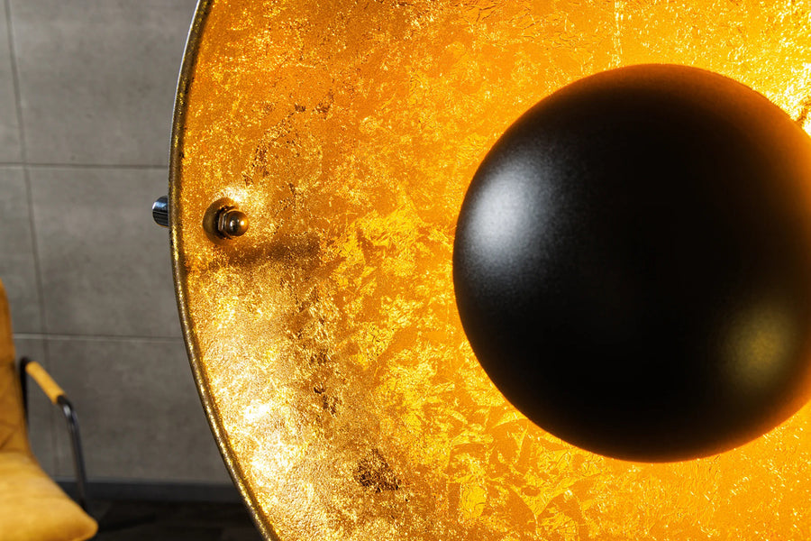 Aranyszínű design állólámpa.