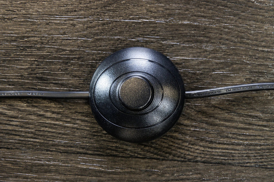 Aranyszínű design állólámpa.