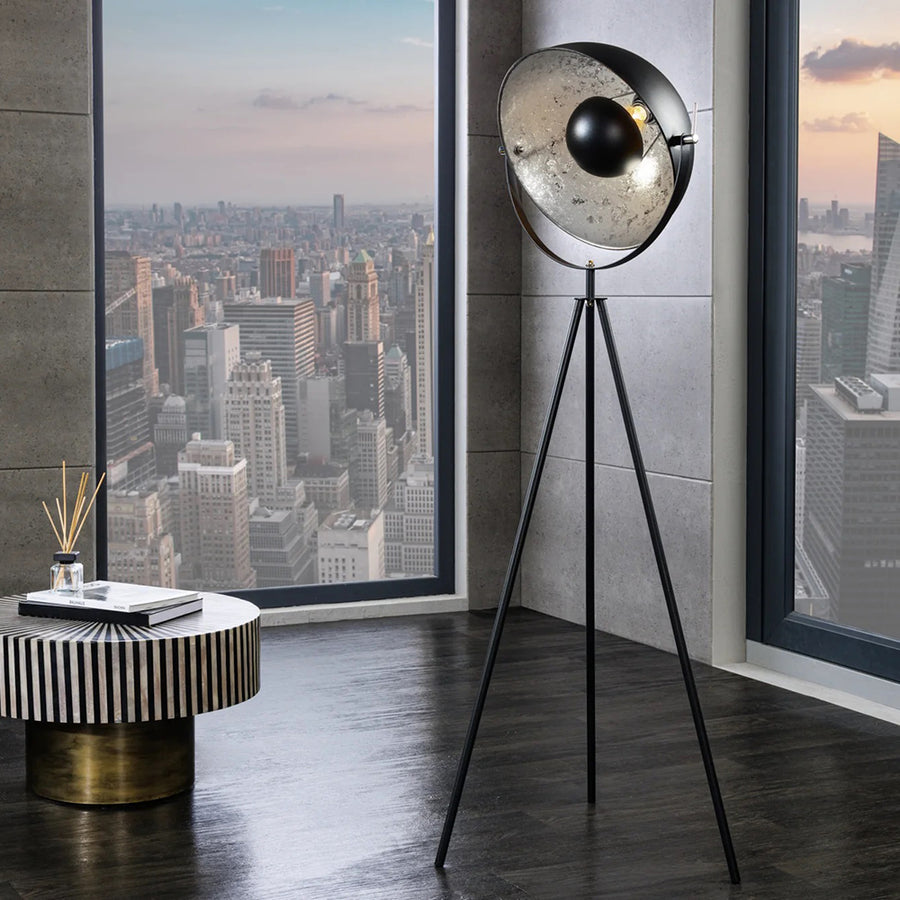 Ezüstszínű design állólámpa.