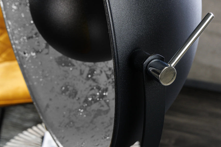 Ezüstszínű design állólámpa.