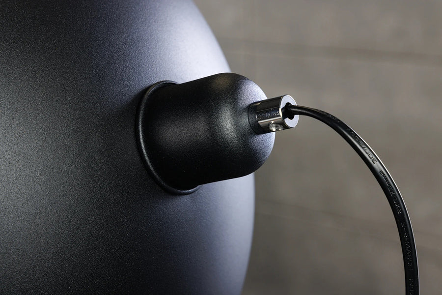 Ezüstszínű design állólámpa.