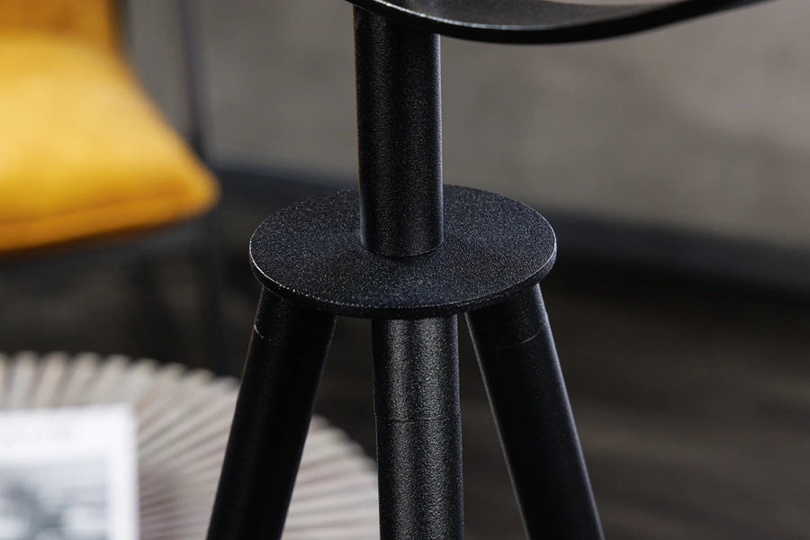 Ezüstszínű design állólámpa.