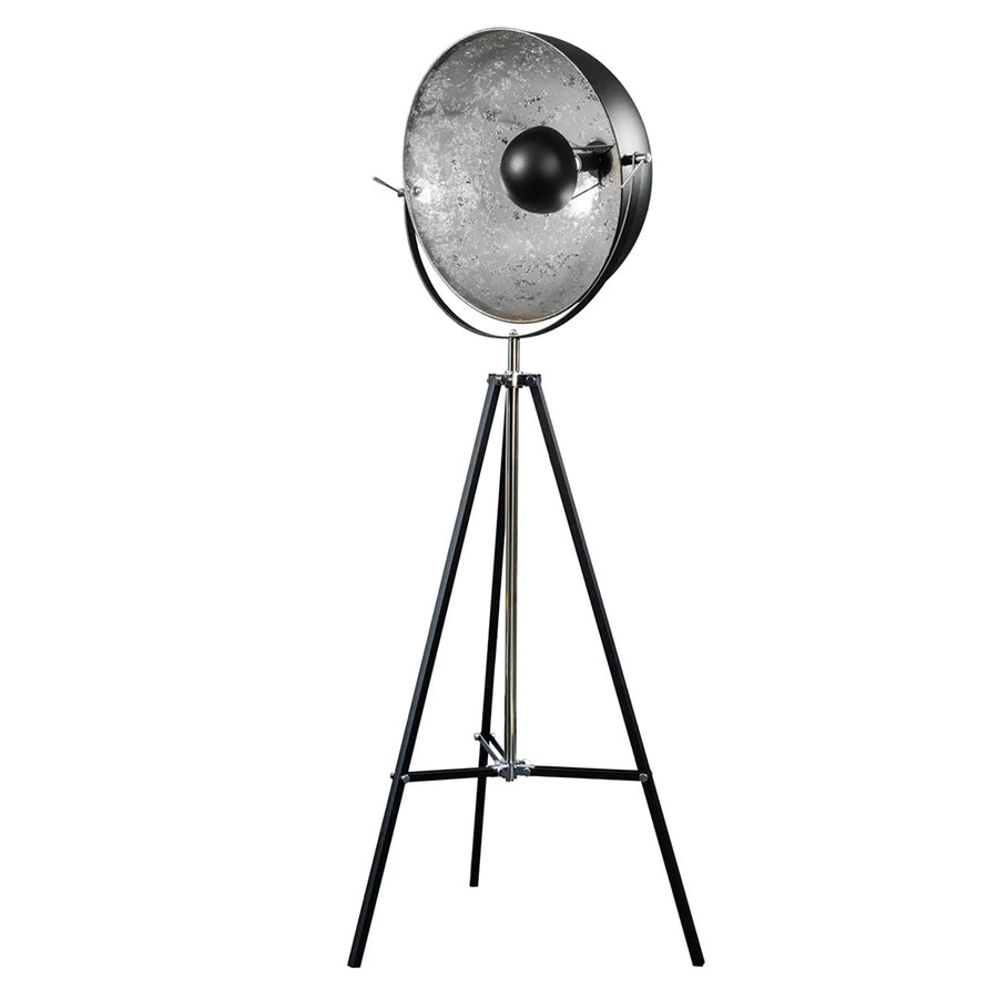 Háromlábú, ezüstszínű design állólámpa.
