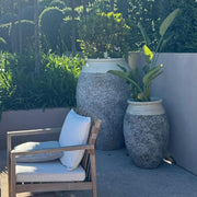 Elefántcsont Biot kaspó mediterrán kertben növényekkel, természetes környezetben elhelyezve