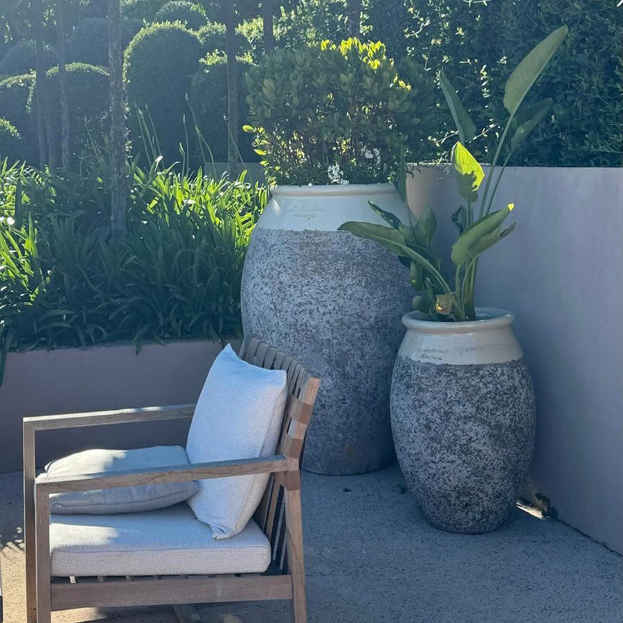 Elefántcsont Biot kaspó mediterrán kertben növényekkel, természetes környezetben elhelyezve