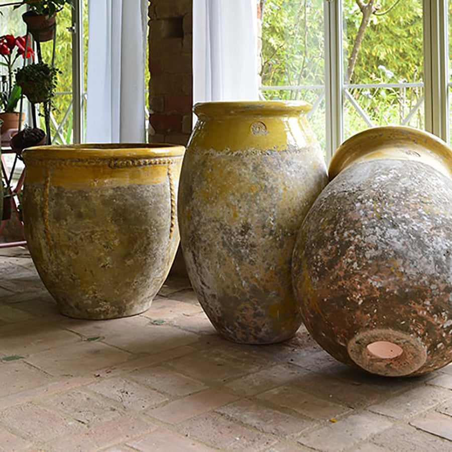 Provence stílusú sárga Biot kaspók természetes környezetben, rusztikus mediterrán hangulattal