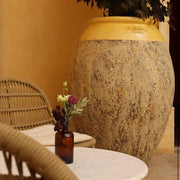 Sárga mázas BIOT Provence kerámia kaspó 120 cm, elegáns teraszon elhelyezve, mediterrán hangulattal