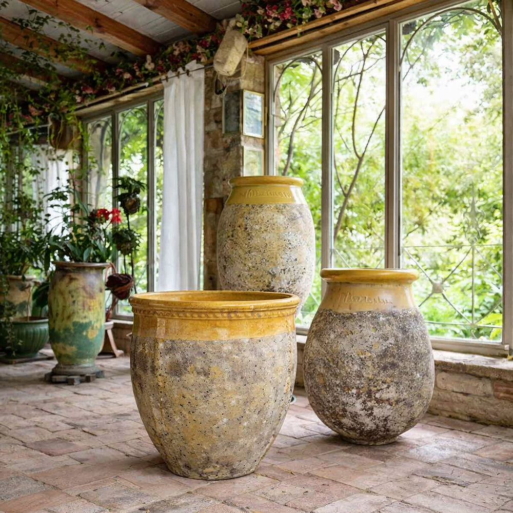 provence-i kertben elhelyezett BIOT kerámia kaspó sárga mázas peremmel