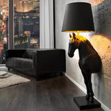 Black Beauty lófigurás állólámpa modern nappaliban, fal mellett elhelyezve