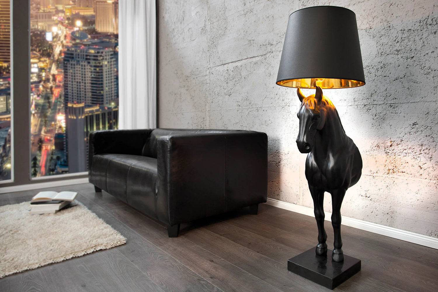 Black Beauty állólámpa belső térben, városi kilátással a háttérben