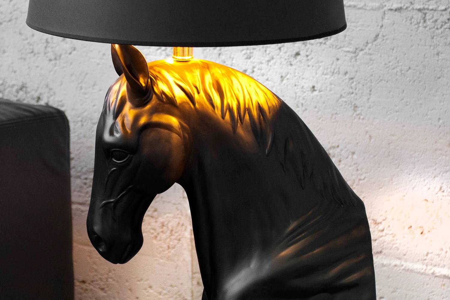 Black Beauty állólámpa lótorzó oldalnézetből