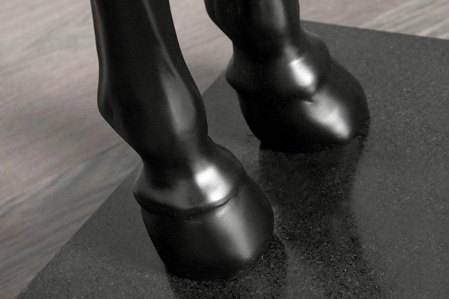 Black Beauty állólámpa ló lábainak részlete közelről