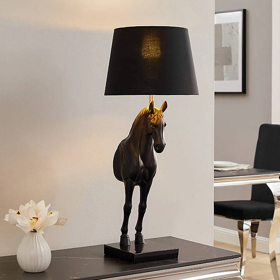 Black Beauty fekete lófigurás asztali lámpa modern enteriőrben