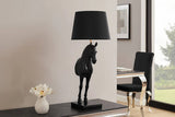 Black Beauty asztali lámpa elegáns nappaliban elhelyezve