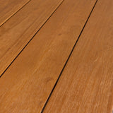 fa asztallap részlet kerti asztalon természetes felülettel