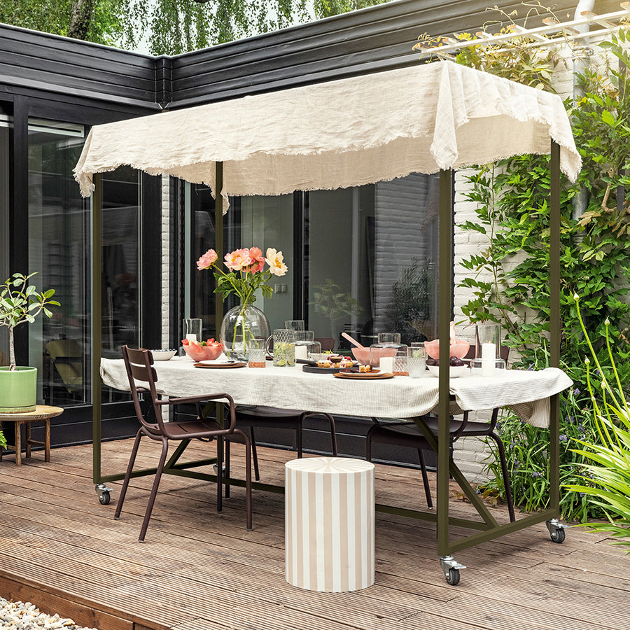 teraszon elhelyezett loft kerti asztal dekorációval