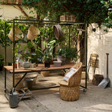 kültéri többfunkciós asztal növényekkel és eszközökkel