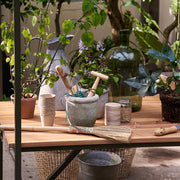 kültéri többfunkciós asztal növényekkel és eszközökkel