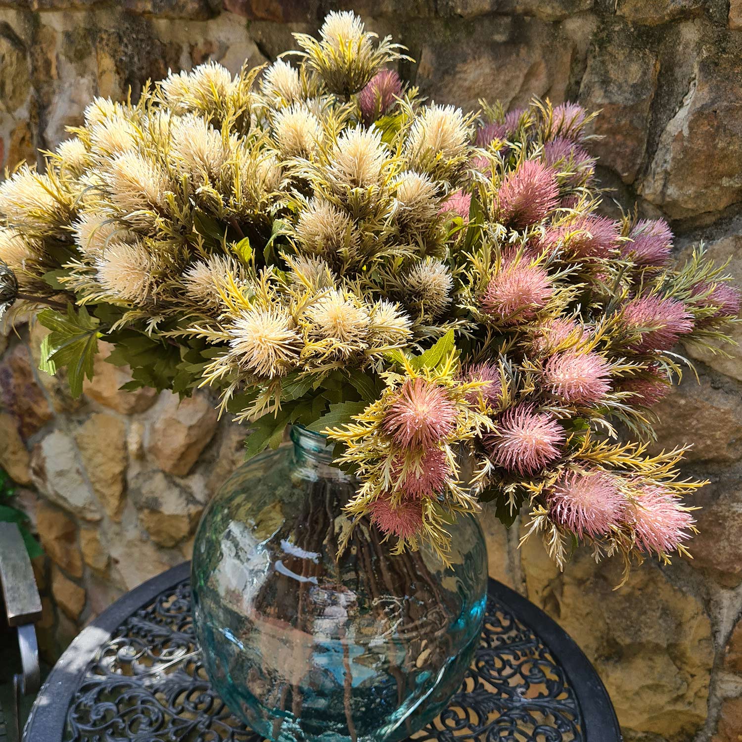 Krém színárnyalatú bogáncs művirág.