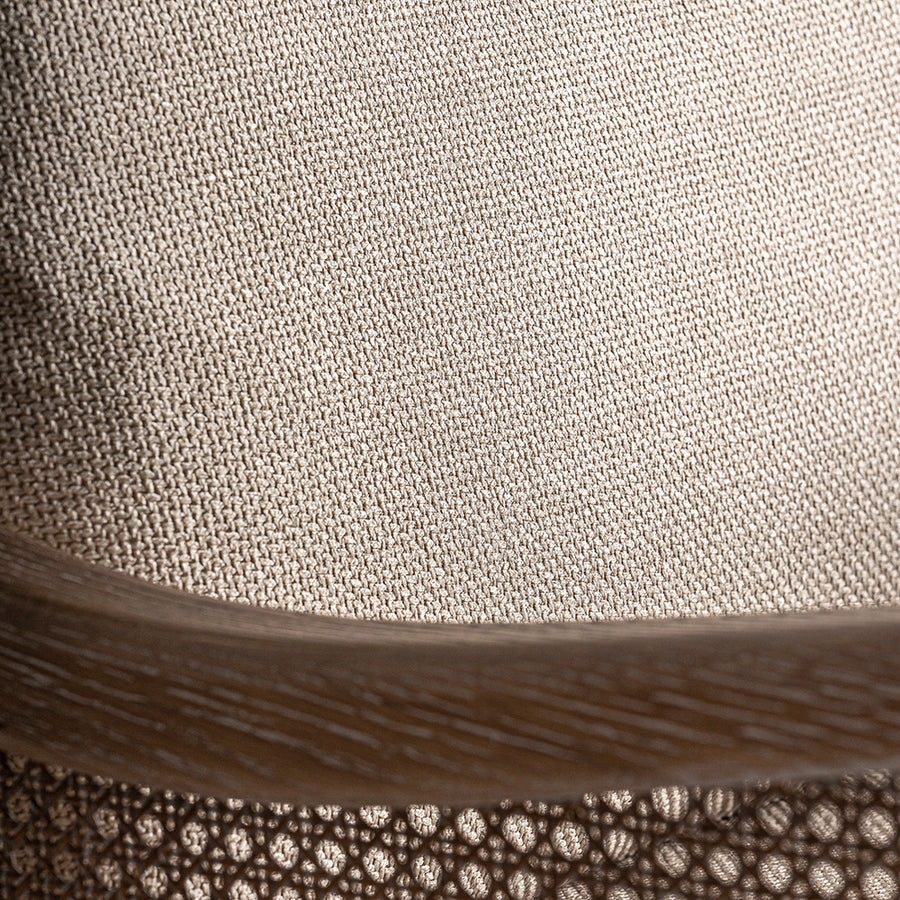 Tömör kőrisfából készült, rattanszövettel kialakított, bézs színű szövettel kárpitozott, formatervezett kortárs fotel.