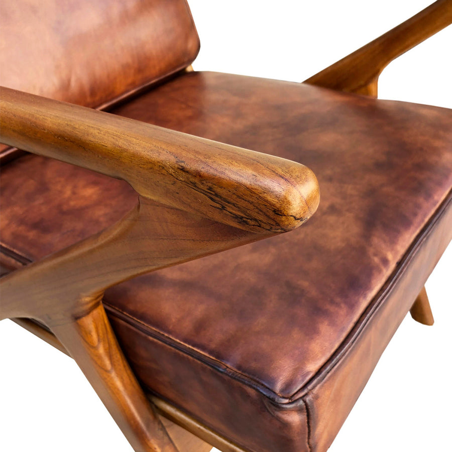 Teakfából készült, antikolt dohánybarna színű bőrrel kárpitozott, kézműves design fotel.
