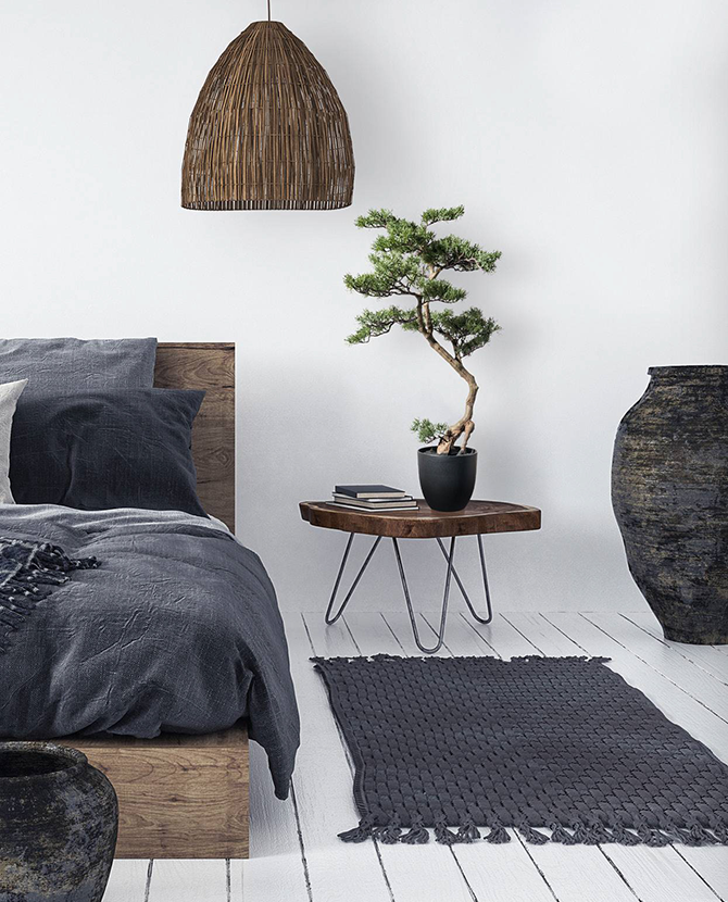 Zöld színű, mű cédrus bonsai fa, fekete színű műanyag cserépben.