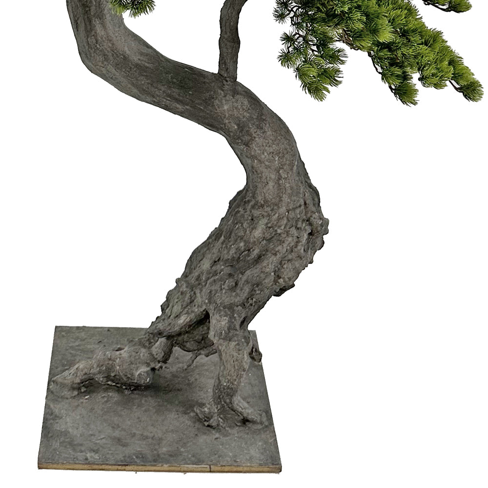 Zöld színű, mű fenyő bonsai fa.