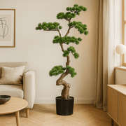 Mű fenyő bonsai fa, fekete színű műanyag cserépben.