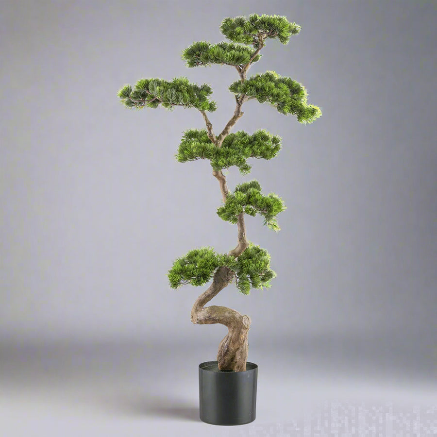 Mű fenyő bonsai fa, fekete színű műanyag cserépben.