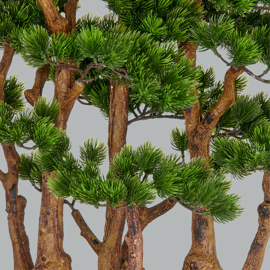 Zöld színű, mű fenyő bonsai fa, fekete színű műanyag cserépbe.