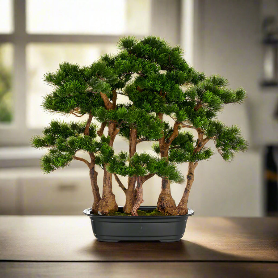 Zöld színű, mű fenyő bonsai fa, fekete színű műanyag cserépbe.