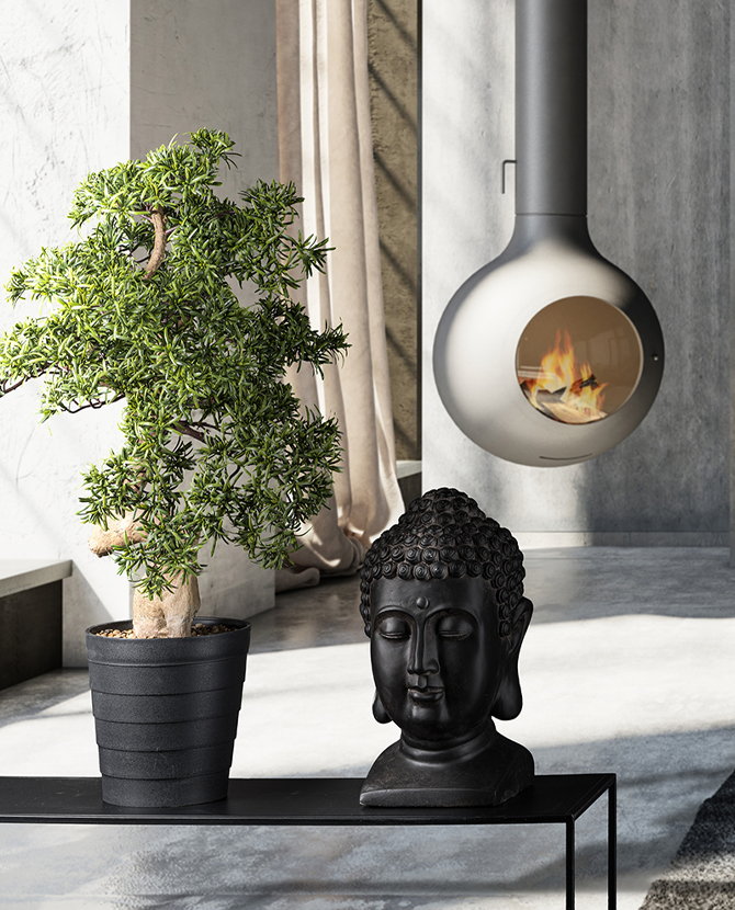 Mű kőfenyő bonsai fa, fekete színű műanyag cserépben.