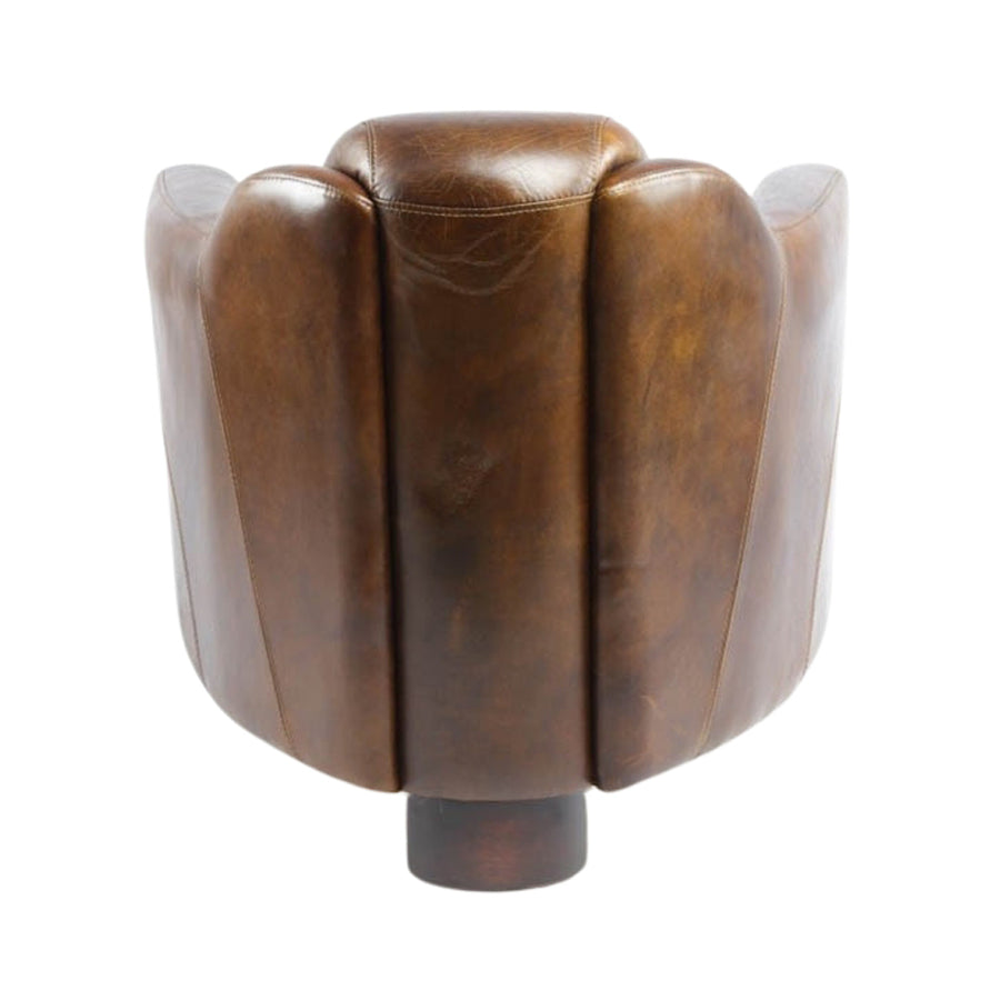 Dohánybarna színű bőrrel kárpitozott bőrfotel.