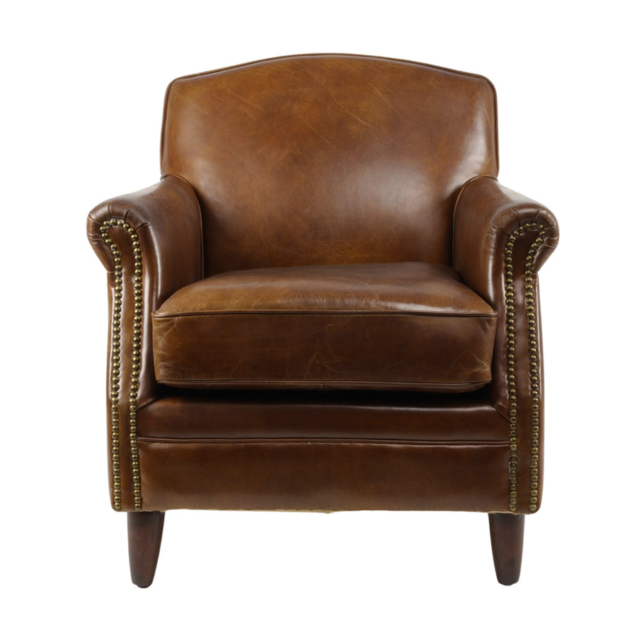 Antikolt marhabőrrel borított fotel szemből, markáns, klasszikus formavilággal és kézzel szegecselt díszítéssel.