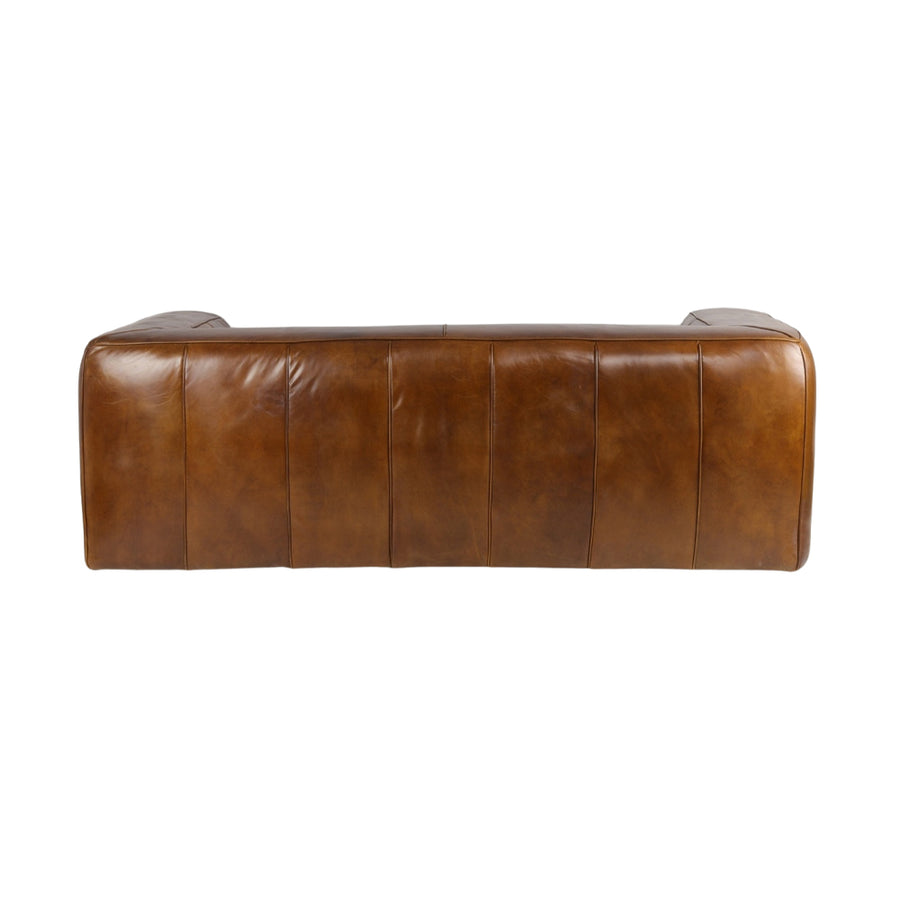 Hátsó nézet a Boston kanapéról, vertikális varrásokkal és telt formákkal