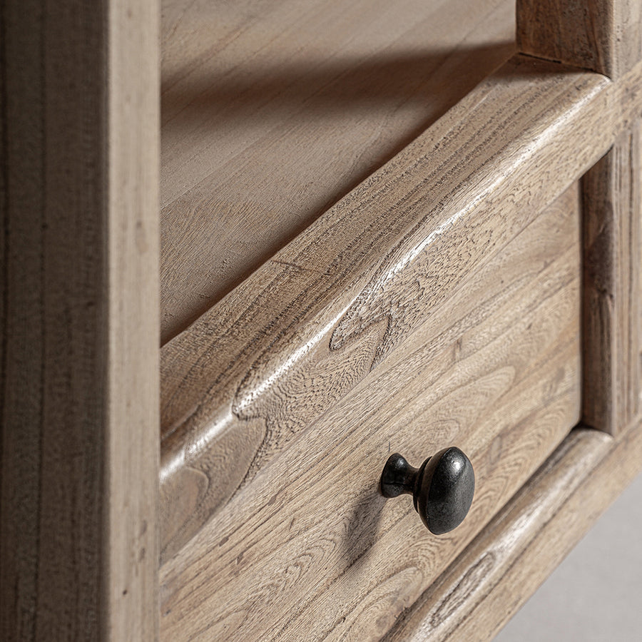 Részletfotó a fiók frontról, fekete fém gombfogantyúval