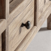 A szilfa felület finom erezete és természetes textúrája közelről