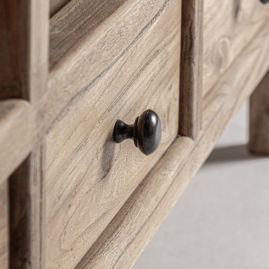 A szilfa felület finom erezete és természetes textúrája közelről